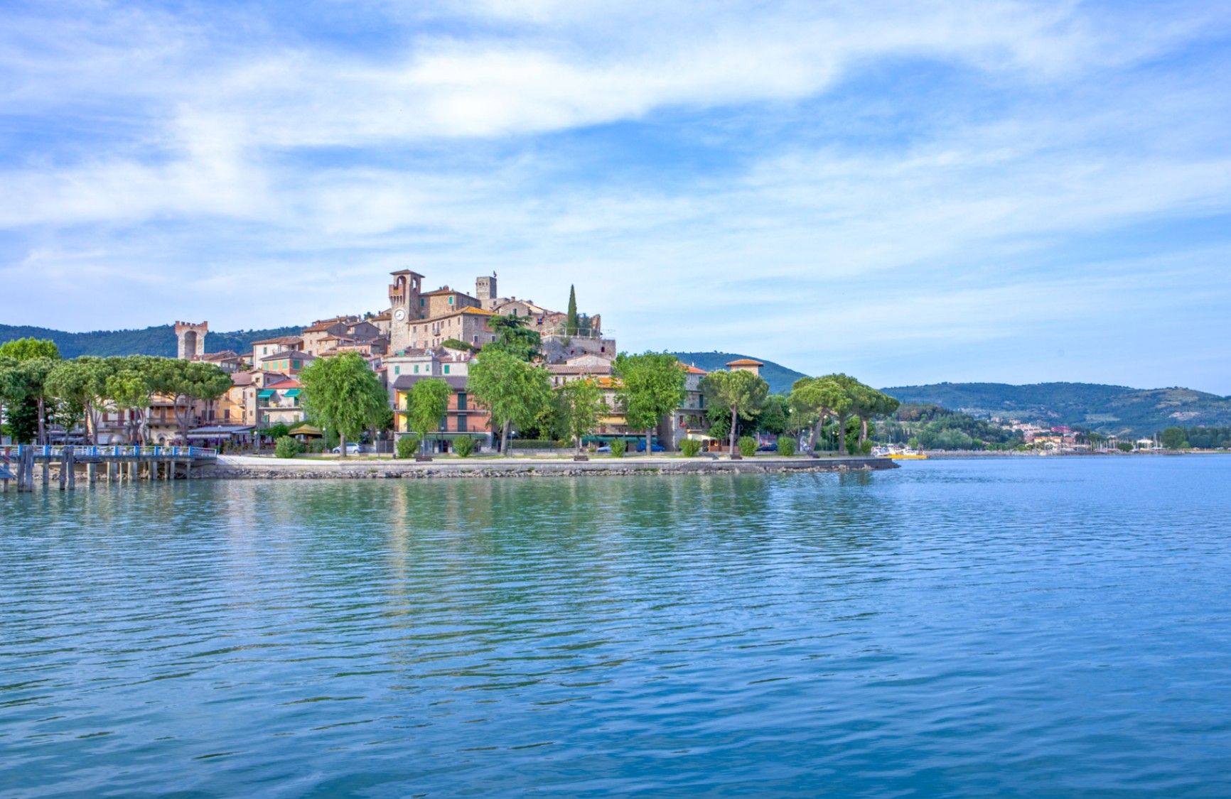 Lago Trasimeno Umbria: Tranquil Lake With Islands and Hill Towns